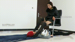 甜美【媛媛】女主长靴虐奴丝袜踩脸踩嘴揉搓！