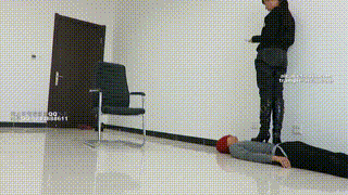 【00后】天使女主长靴骑乘贱狗散步，全体重踩踏踩下体！封面图