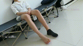 贱狗伺候休息时的【00后】天使女主【跪舔】裸足棉袜！