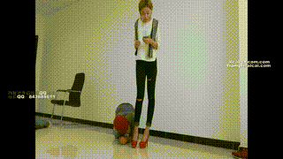 【冰冰】女主红色高跟鞋遛狗作弄！