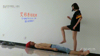 【00后】天使女主肉丝踩头踏步踩下体！