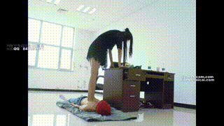 漂亮【老师】【天依】女主丝袜虐踩贱狗！