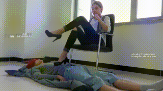 【冰冰】女主黑高跟羞辱脚踏垫！封面图