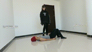 【00后】天使女主骑乘散步，臭棉袜堵脸踩下体！封面图