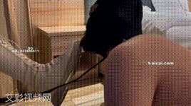 佳萌女神白靴调教恋足贱奴舔脏鞋底封面图