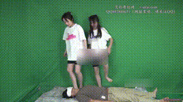 【南国原创】晓琴和闺蜜苏苏无情踩踏同学，美脚臭袜子玩弄,玩的很嗨！YC-220608-3封面图