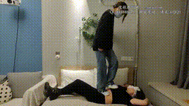 【珂珂女m】回归新作:被00后小彤全体重在身上踩鞋印 YC-221102-4