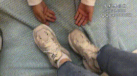【子怡】带闺蜜戏弄羞辱毯子，舔两双鞋底闻袜子封面图
