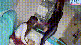 精彩女女虐裆-一言不合就直怼下面-两个都是美女哦封面图