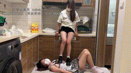【208宿舍】女m系列：小皮鞋全体重踩踏母狗 YC-241109-7封面图